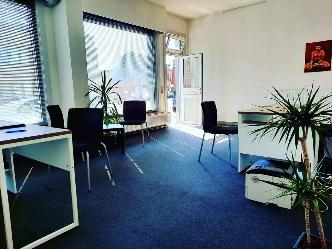 Een leeg kantoor met bureaus en stoelen, het beeld van onze oude casepagina voor Headstart.